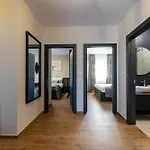 Laurier Apartment *