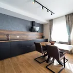 Laurier Apartment *