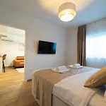 Laurier Apartment *