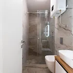 Laurier Apartment *