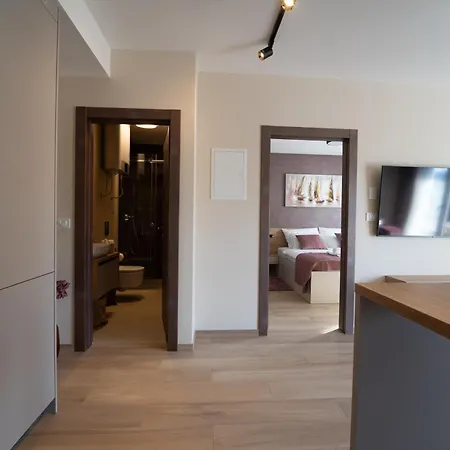 Laurier Apartment *
