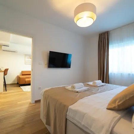 Laurier Apartment *
